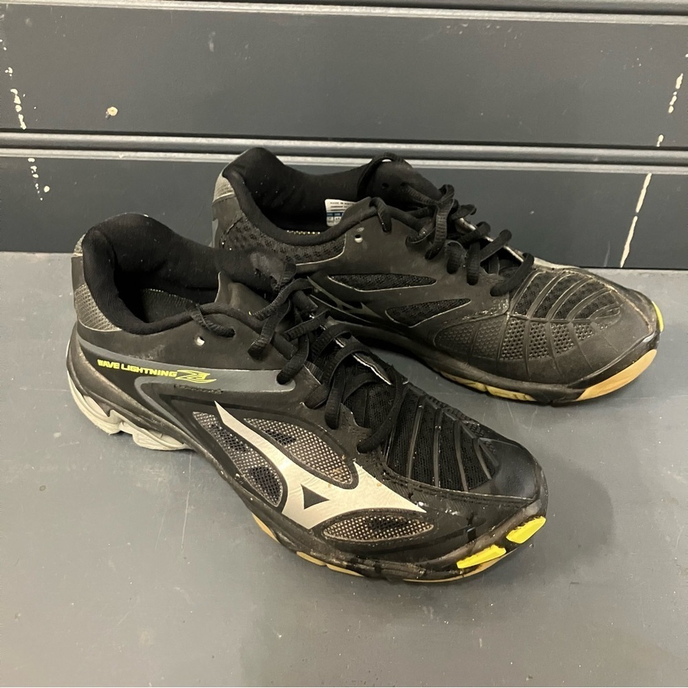 Mizuno wave lightening volleyball shoes.  Black / gold. Preloved.